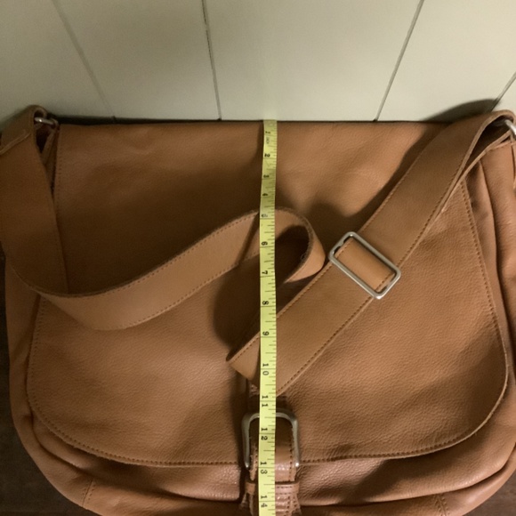 Large Leather Camel colored Laptop messenger bag. - Picture 4 of 7